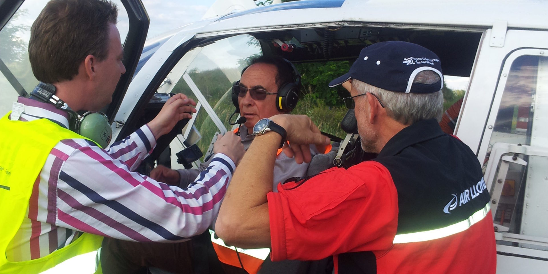 Dr. Tontschev beim „Einchecken“ in den Hubschrauber zur Besichtigung der Einlagerungen von oben. Foto: Axel Klatt Dr. Tontschev beim „Einchecken“ in den Hubschrauber zur Besichtigung der Einlagerungen von oben. Foto: Axel Klatt