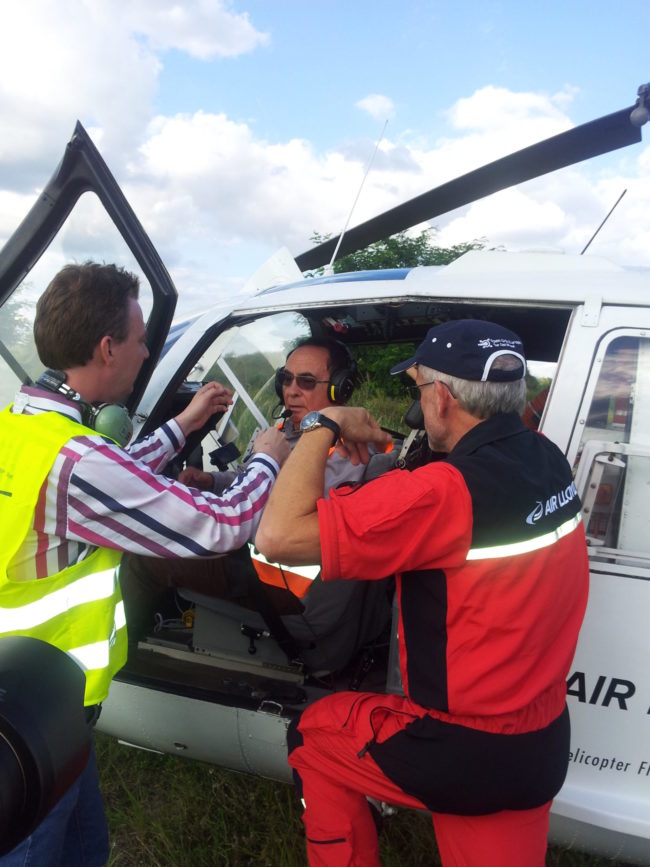 Dr. Tontschev beim „Einchecken“ in den Hubschrauber zur Besichtigung der Einlagerungen von oben. Foto: Axel Klatt Dr. Tontschev beim „Einchecken“ in den Hubschrauber zur Besichtigung der Einlagerungen von oben. Foto: Axel Klatt