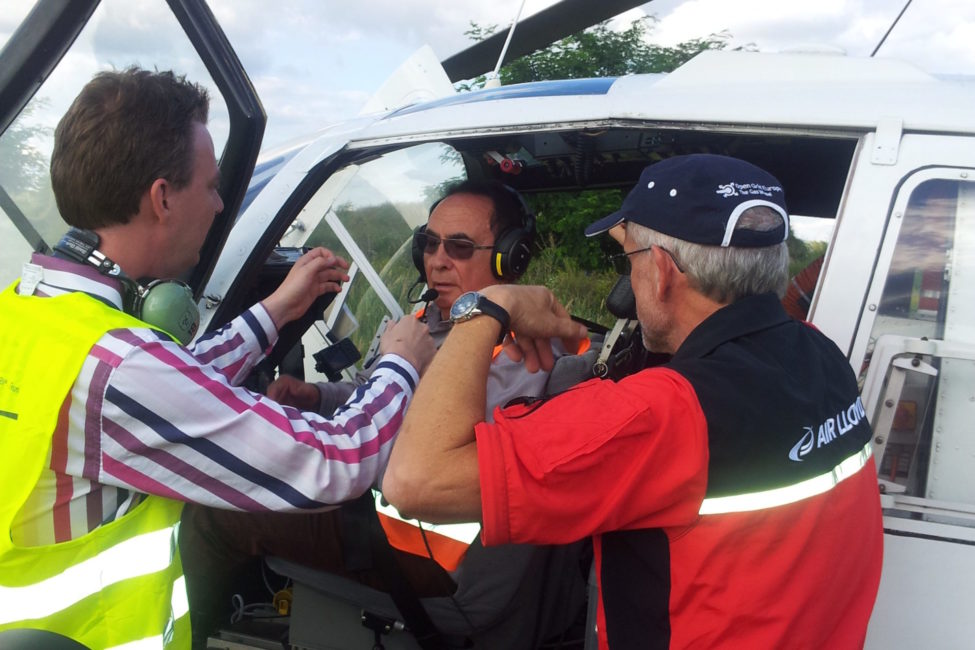 Dr. Tontschev beim „Einchecken“ in den Hubschrauber zur Besichtigung der Einlagerungen von oben. Foto: Axel Klatt Dr. Tontschev beim „Einchecken“ in den Hubschrauber zur Besichtigung der Einlagerungen von oben. Foto: Axel Klatt