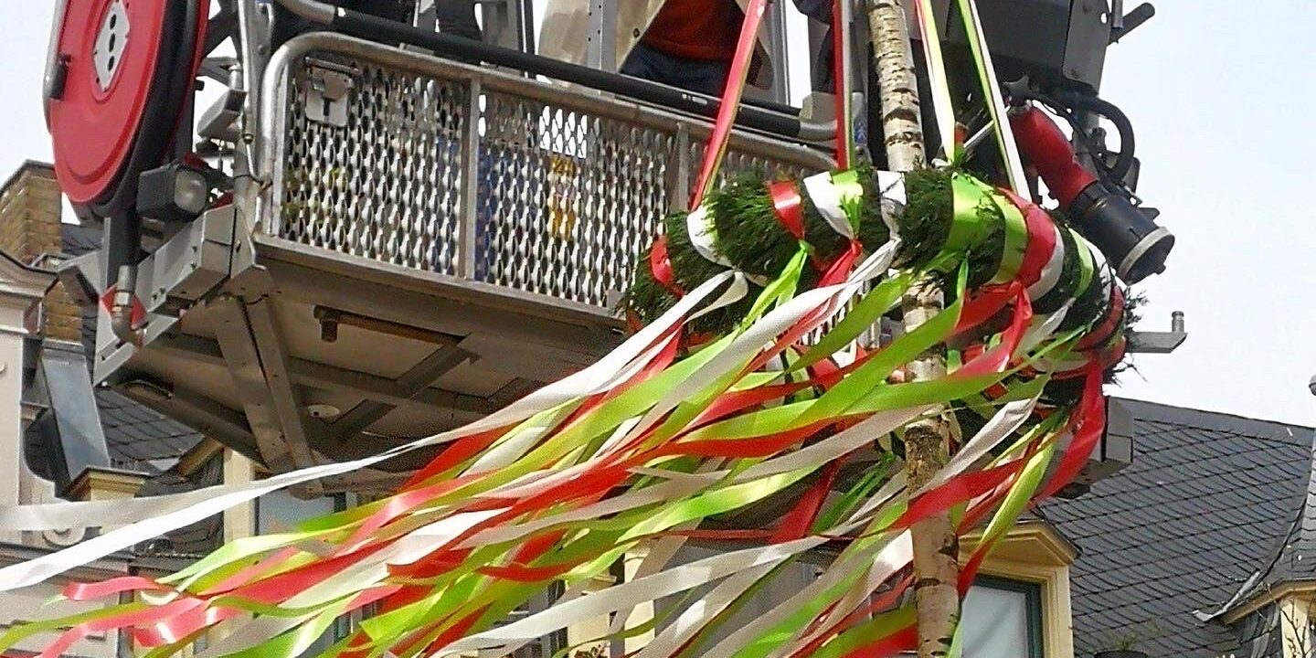 38E24B28-6D27-4104-B8FB-FC073B5B7D4B Maibaum auf dem Marktplatz
