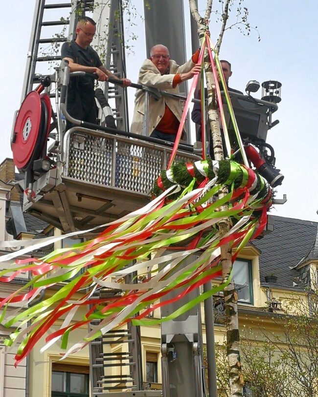 38E24B28-6D27-4104-B8FB-FC073B5B7D4B Maibaum auf dem Marktplatz